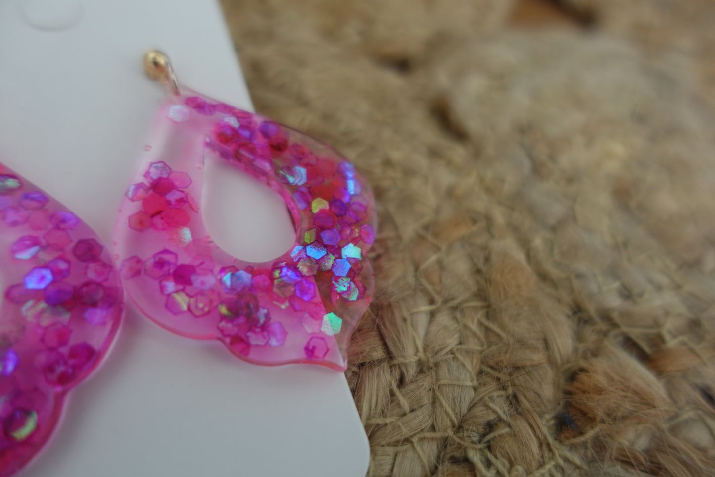 Statement oorbellen roze (met glitter flakes)