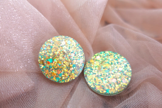 Maxi studs goud-groene glitter oorbellen