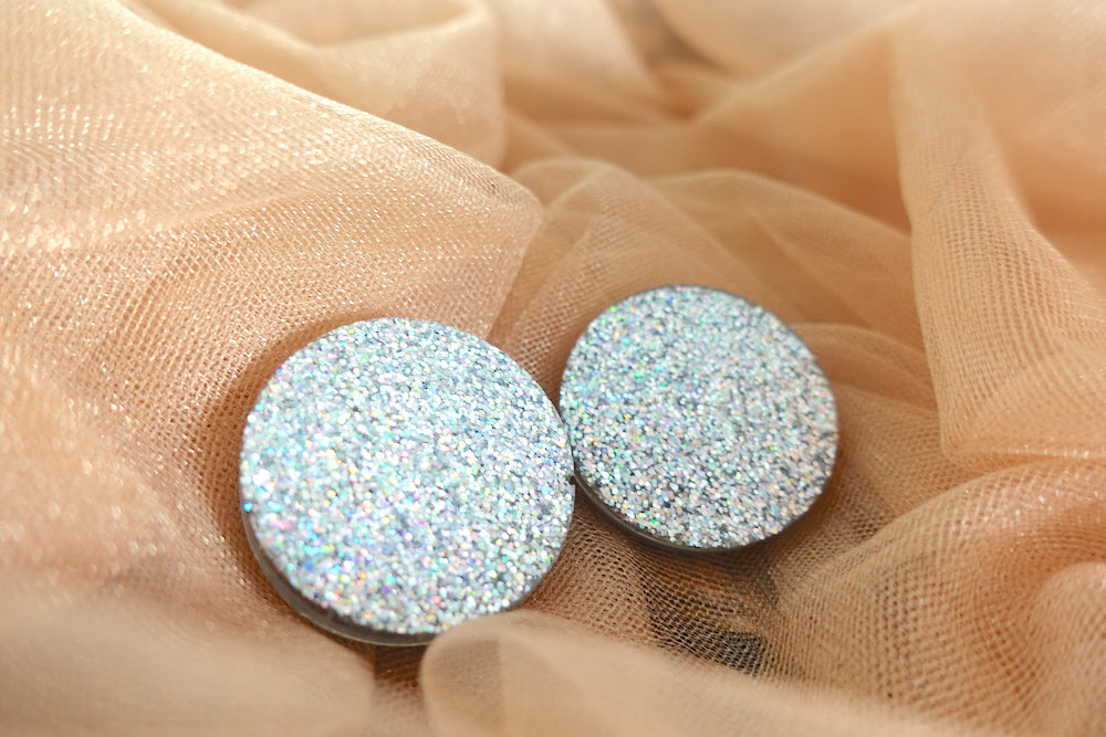 Maxi studs zilveren holografische glitter oorbellen