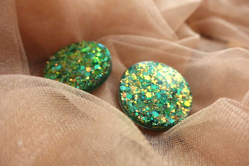 Maxi studs glitter oorbellen (goud, groen, oranje)