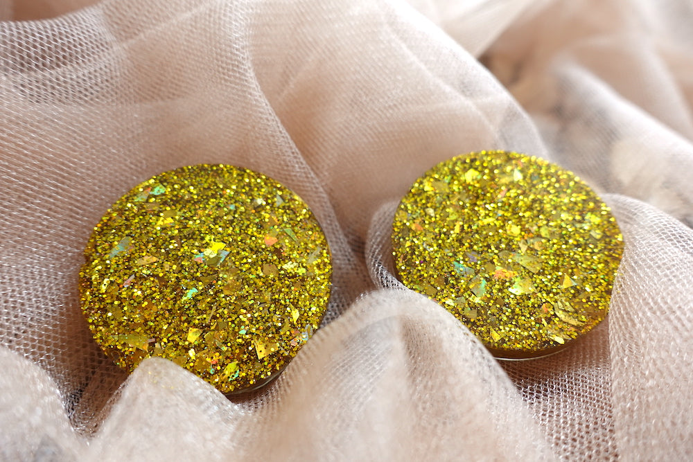 Maxi studs gouden holografische glitter oorbellen