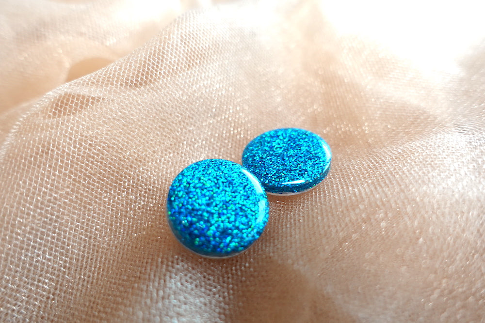 Turquoise holografische oorknopjes (medium) oorbellen