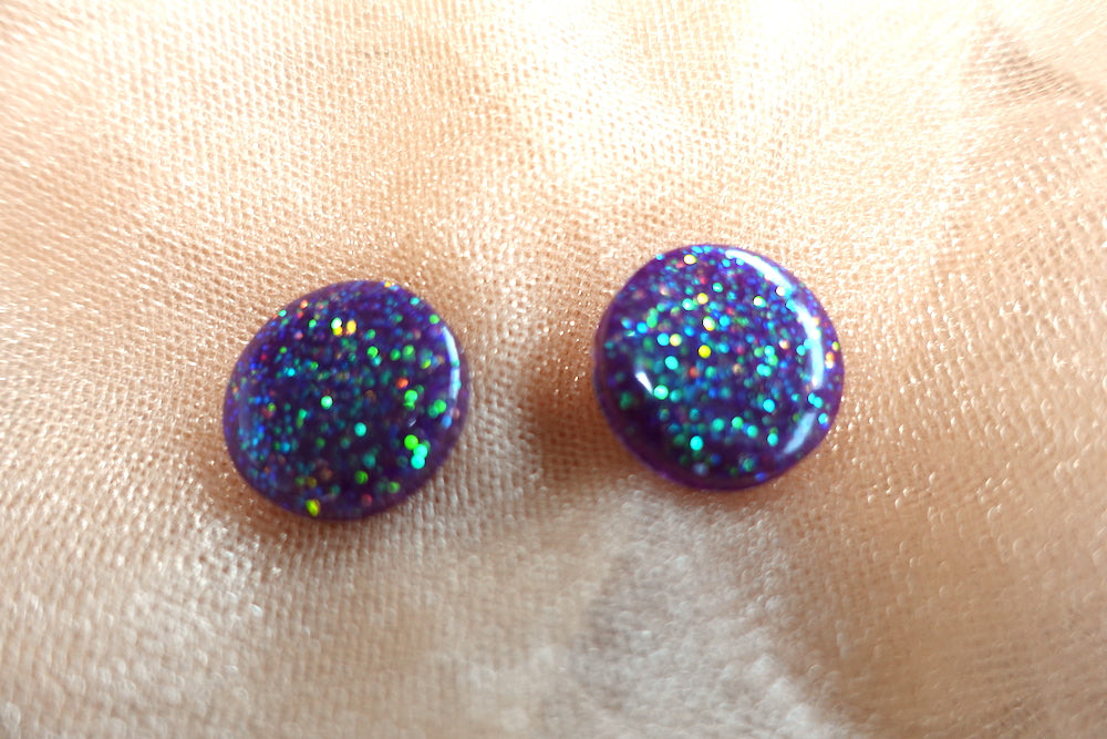 Paarse glitter oorknopjes (medium) met groene glitter oorbellen