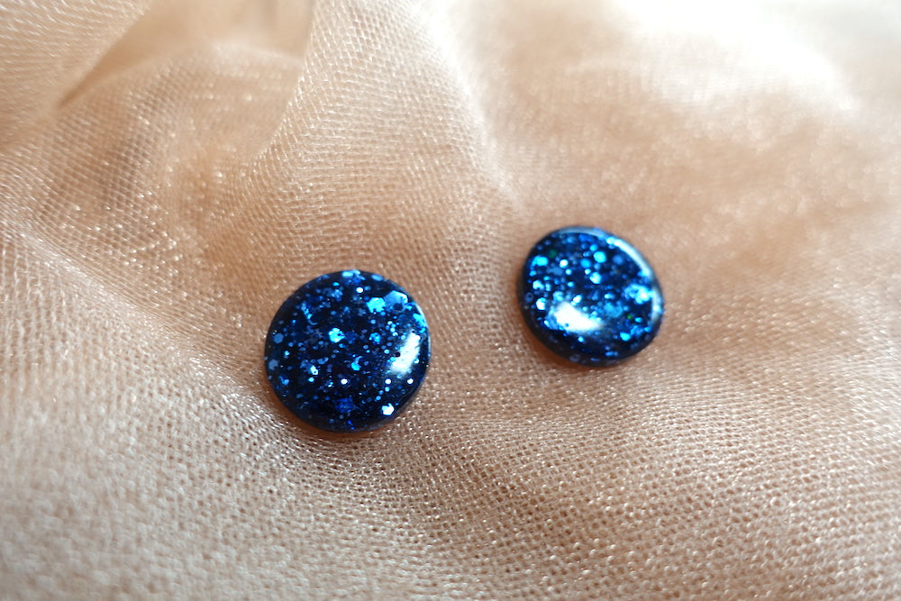 Donkerblauwe glitter oorknopjes (medium) oorbellen