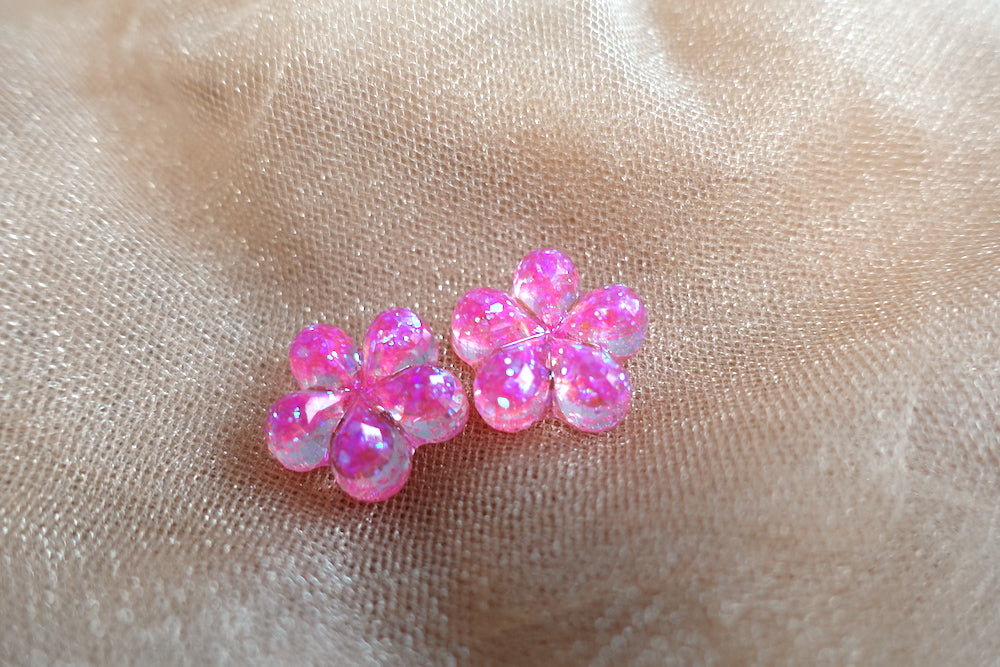 Transparante fuchsia roze glitter oorknopjes (bloemetjes) met blauw-paarse flakes oorbellen