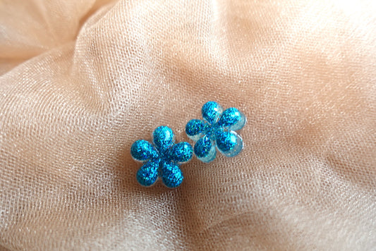 Turquoise holografische glitter oorknopjes (bloemetjes) oorbellen