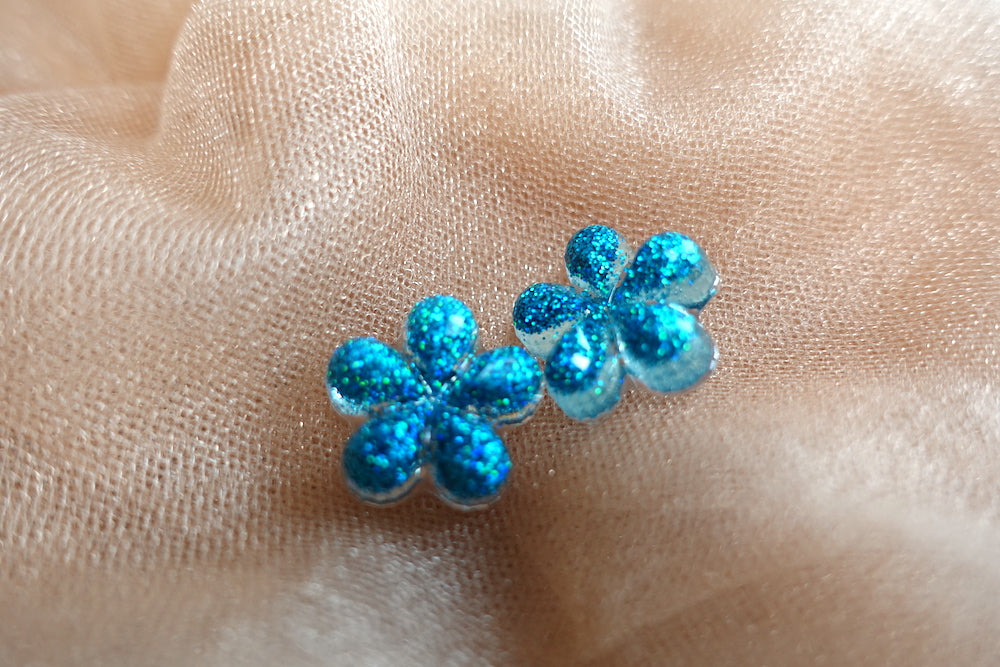 Turquoise holografische glitter oorknopjes (bloemetjes) oorbellen