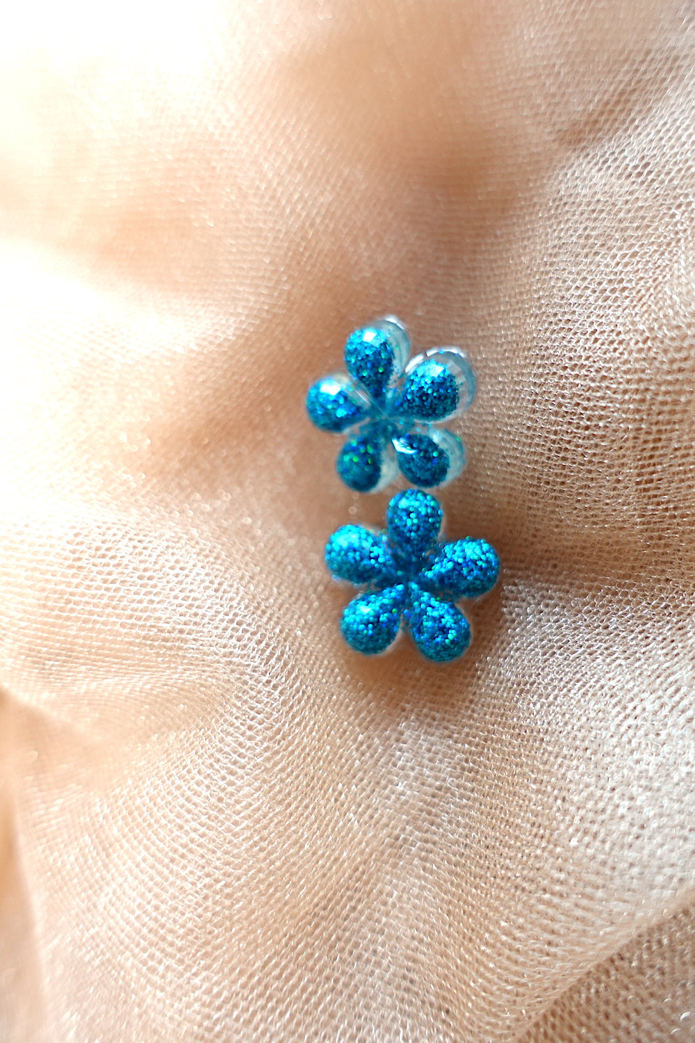 Turquoise holografische glitter oorknopjes (bloemetjes) oorbellen