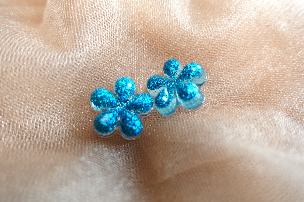 Turquoise holografische glitter oorknopjes (bloemetjes) oorbellen