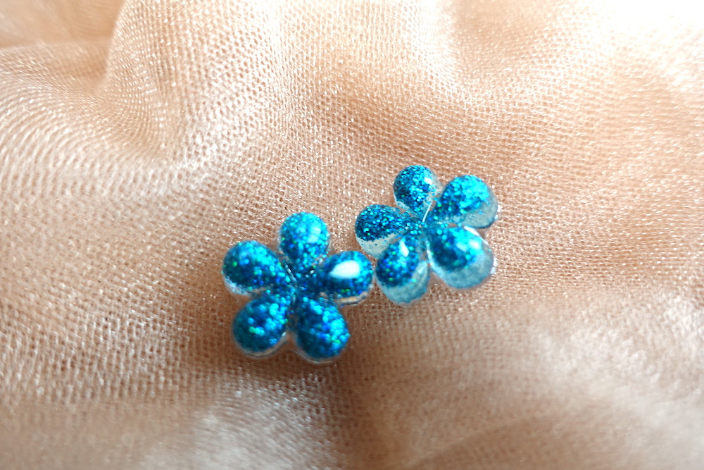 Turquoise holografische glitter oorknopjes (bloemetjes) oorbellen