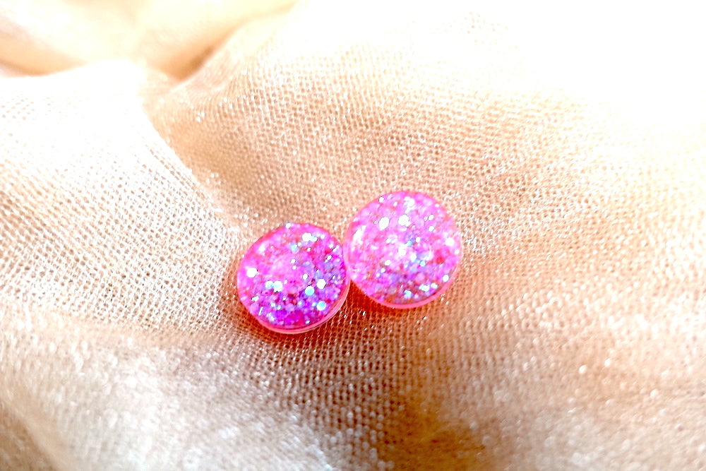 Roze mini oorstekertjes oorbellen met blauwe flake glitter