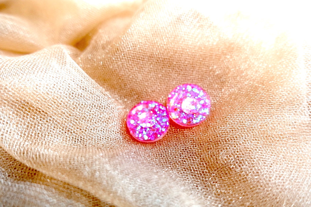 Roze mini oorstekertjes oorbellen met blauwe flake glitter