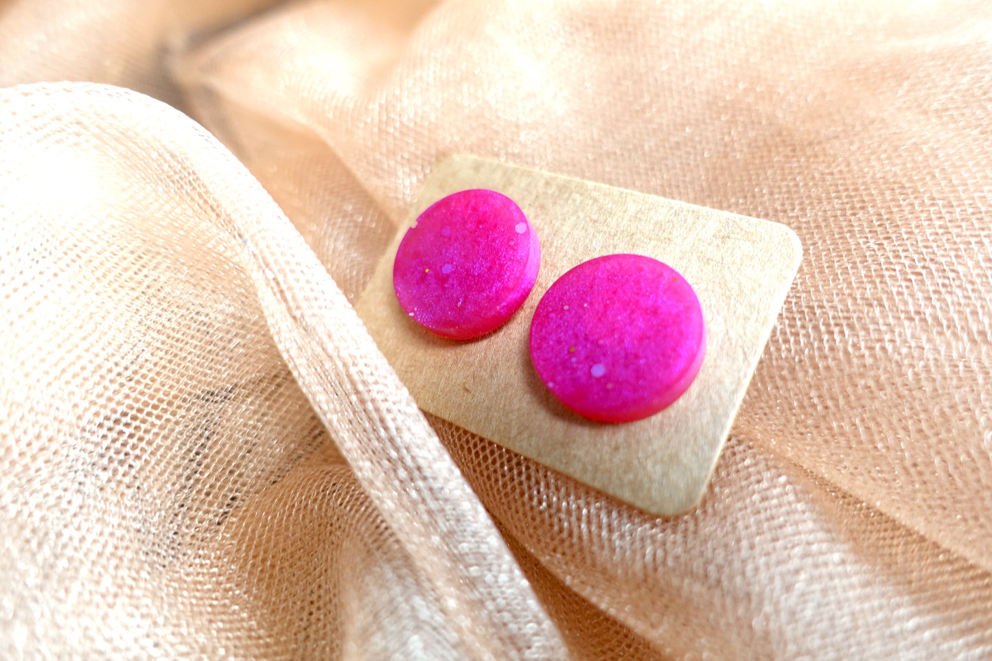 Roze fuchsia mini oorstekertjes oorbellen