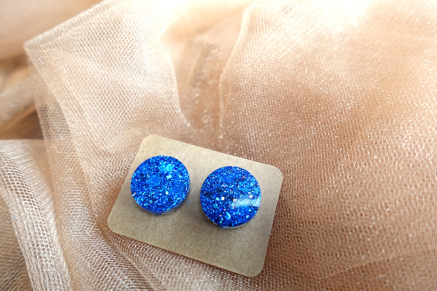 Donkerblauwe mini holografische glitter oorstekertjes oorbellen