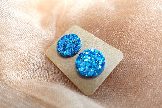 Blauwe holografische mini oorstekertjes oorbellen (met lichtblauwe en donkerblauwe glitter)