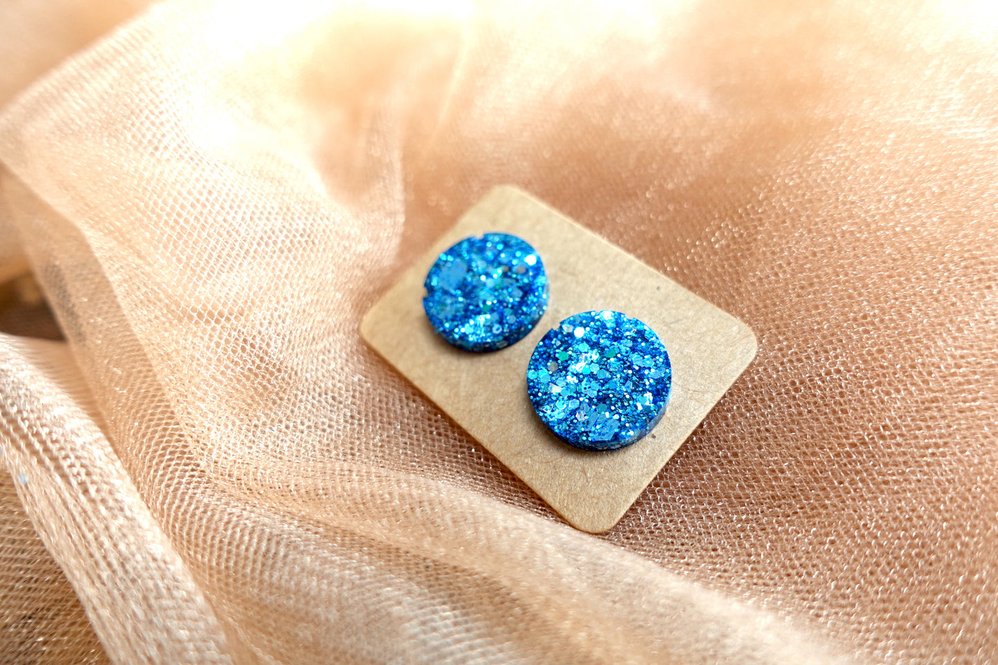 Blauwe holografische mini oorstekertjes oorbellen (met lichtblauwe en donkerblauwe glitter)