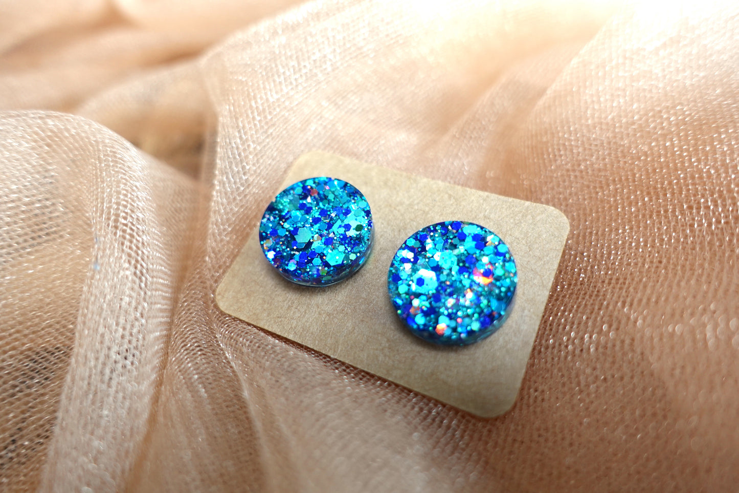 Donkerblauwe holografische mini oorstekertjes met zilveren holografische flakes oorbellen