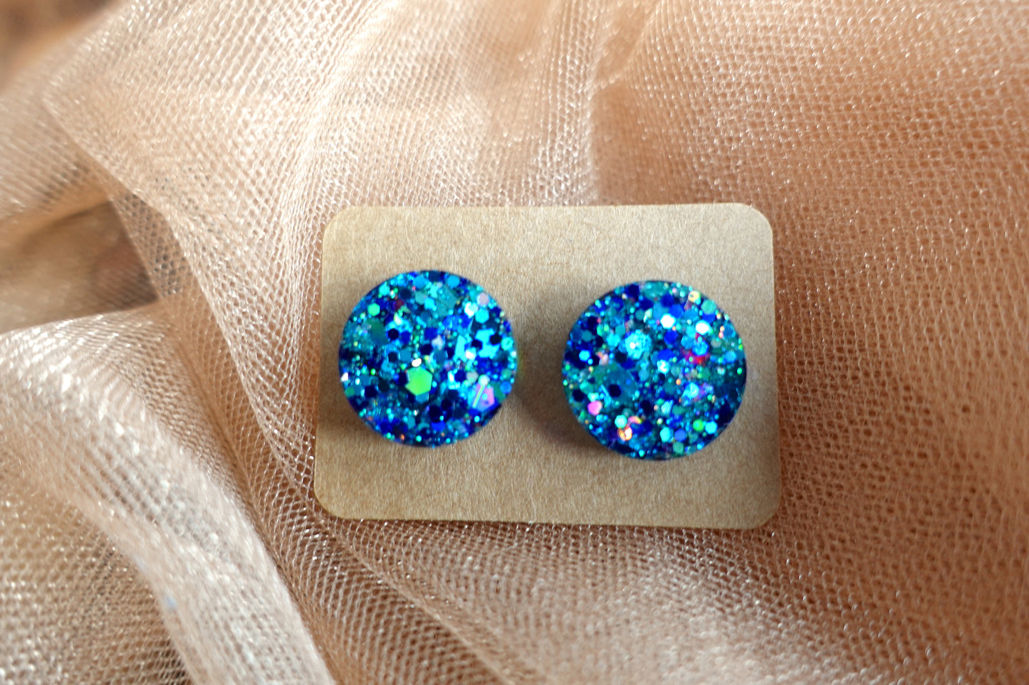 Donkerblauwe holografische mini oorstekertjes met zilveren holografische flakes oorbellen