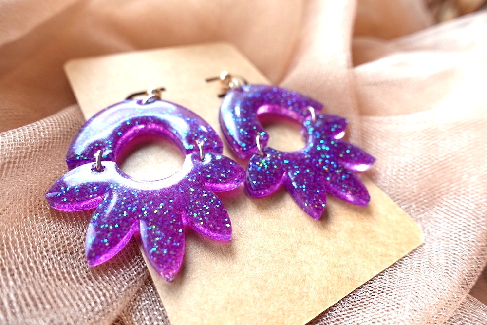 Halve bloem paarse glitter oorbellen - statement oorbellen