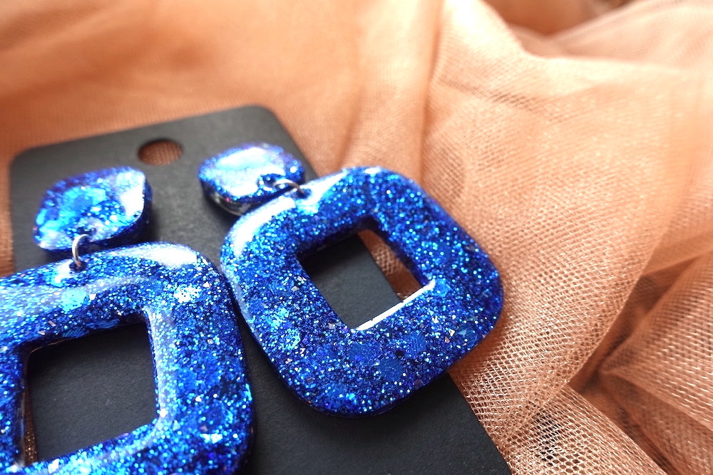 Vierkante donut koud blauwe glitter oorbellen - statement oorbellen