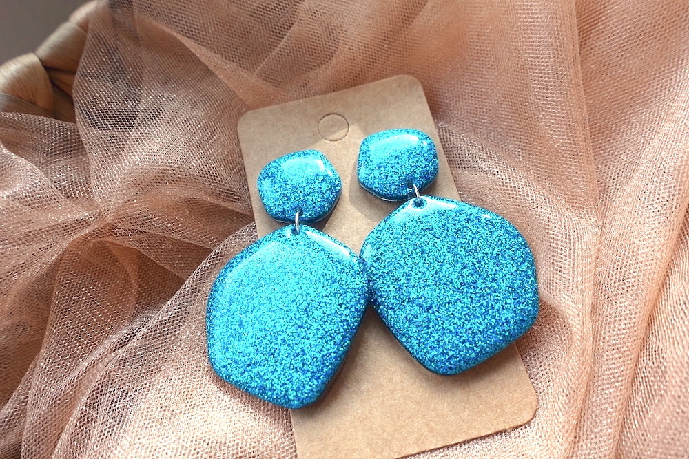 Organische vorm blauwe oorbellen turquoise glitter - felgekleurde oorbellen