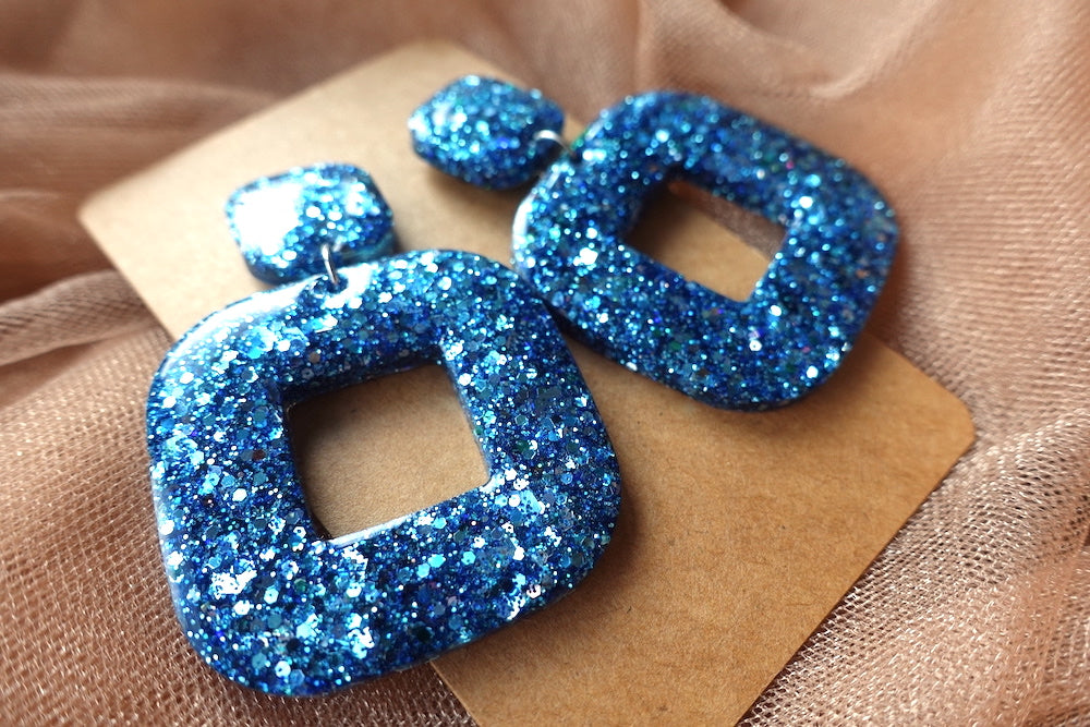 Koele kleuren blauwe oorbellen glitter vierkante donut - felgekleurde oorbellen