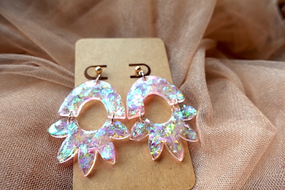 Lichtroze oorbellen glitter halve bloem - felgekleurde oorbellen