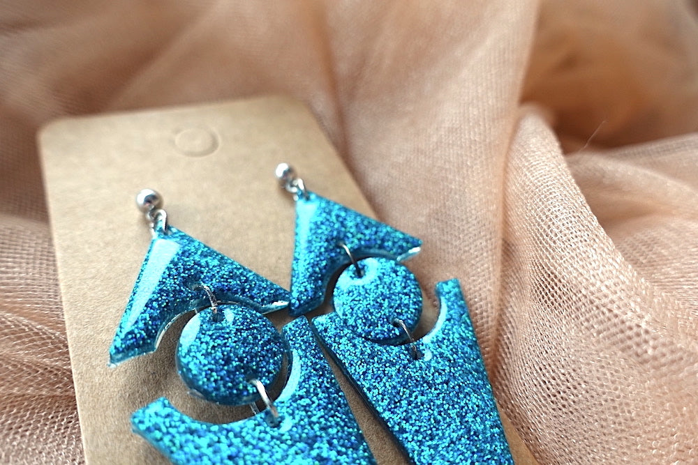 Turquoise oorbellen glitter pijl - felgekleurde oorbellen
