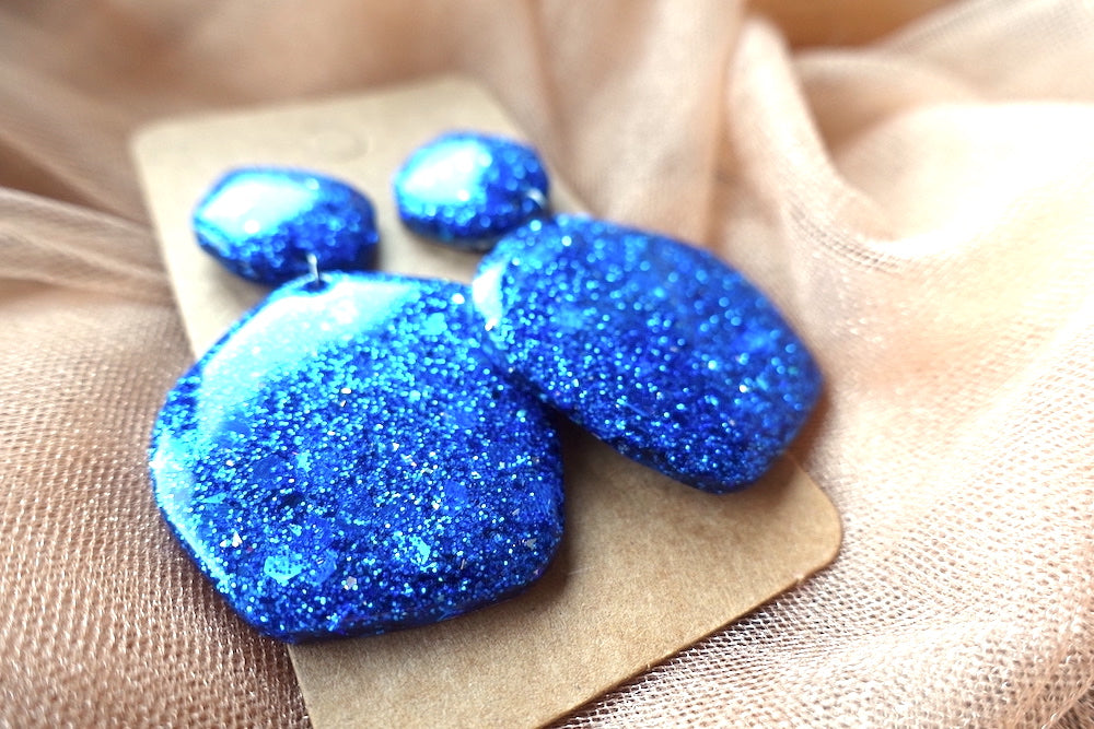 Organische oorbellen koel blauw glitter- felgekleurde oorbellen