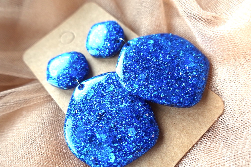 Organische oorbellen koel blauw glitter- felgekleurde oorbellen
