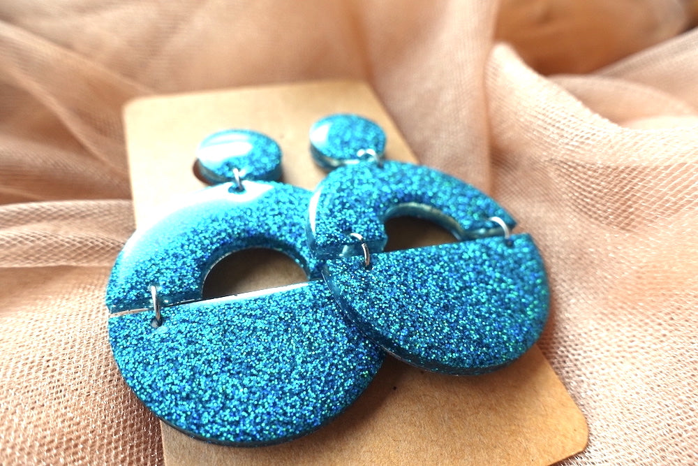 Halve cirkel turquoise oorbellen glitter holografisch- felgekleurde oorbellen