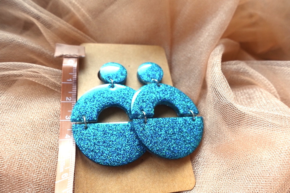 Halve cirkel turquoise oorbellen glitter holografisch- felgekleurde oorbellen