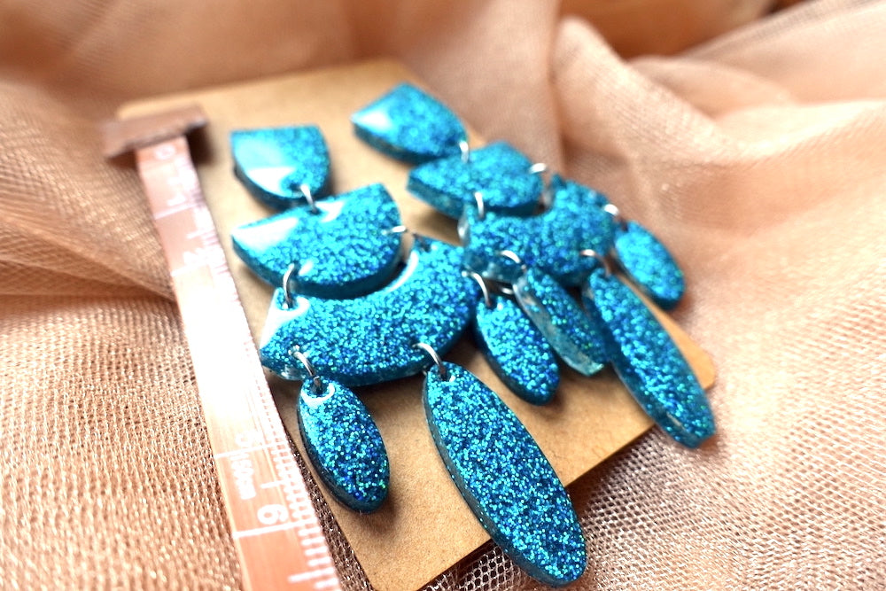 Extra Lange turquoise oorbellen glitter holografisch- felgekleurde oorbellen