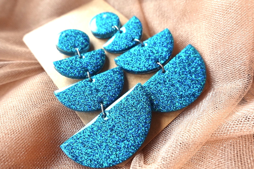 Opvallende turquoise holografische oorbellen glitter halve manen - felgekleurde oorbellen