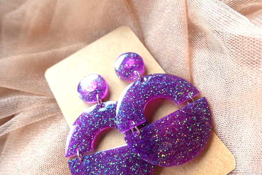 Opvallende paarse oorbellen glitter - felgekleurde oorbellen