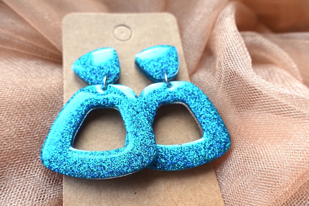 Donut trapezium Opvallende turquoise holografische oorbellen glitter - felgekleurde oorbellen