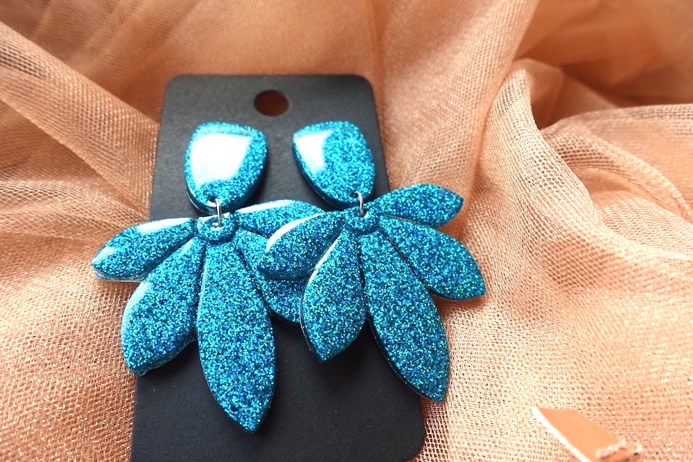 Bloem oorbellen glitter turquoise holografisch- felgekleurde oorbellen