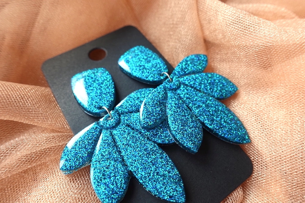 Bloem oorbellen glitter turquoise holografisch- felgekleurde oorbellen