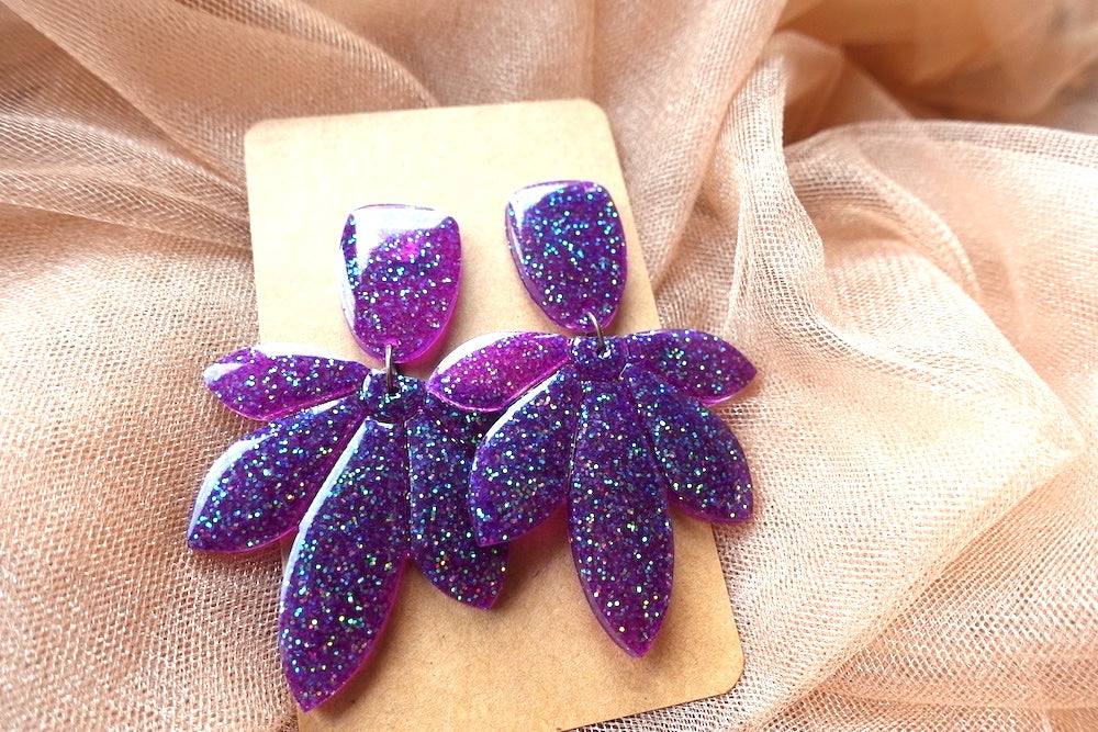 Bloem oorbellen glitter paars - felgekleurde oorbellen