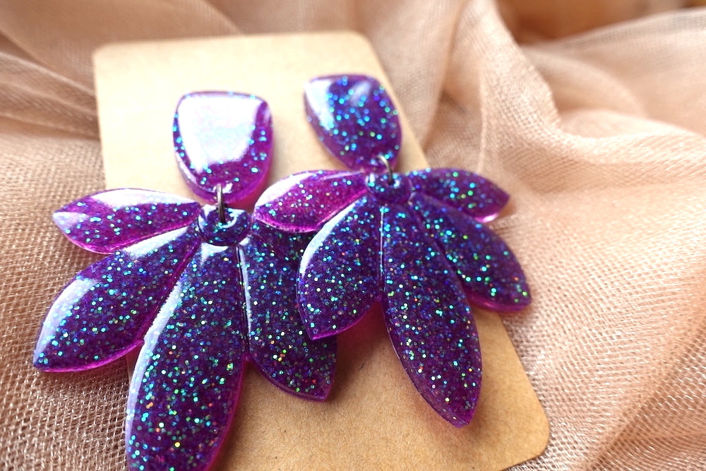 Bloem oorbellen glitter paars - felgekleurde oorbellen