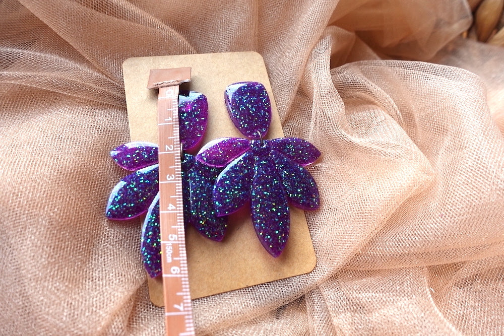 Bloem oorbellen glitter paars - felgekleurde oorbellen