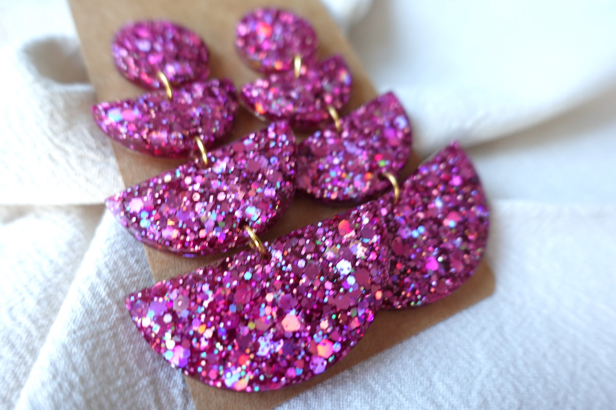 Holografische roze oorbellen met holo glitter - statement oorbellen