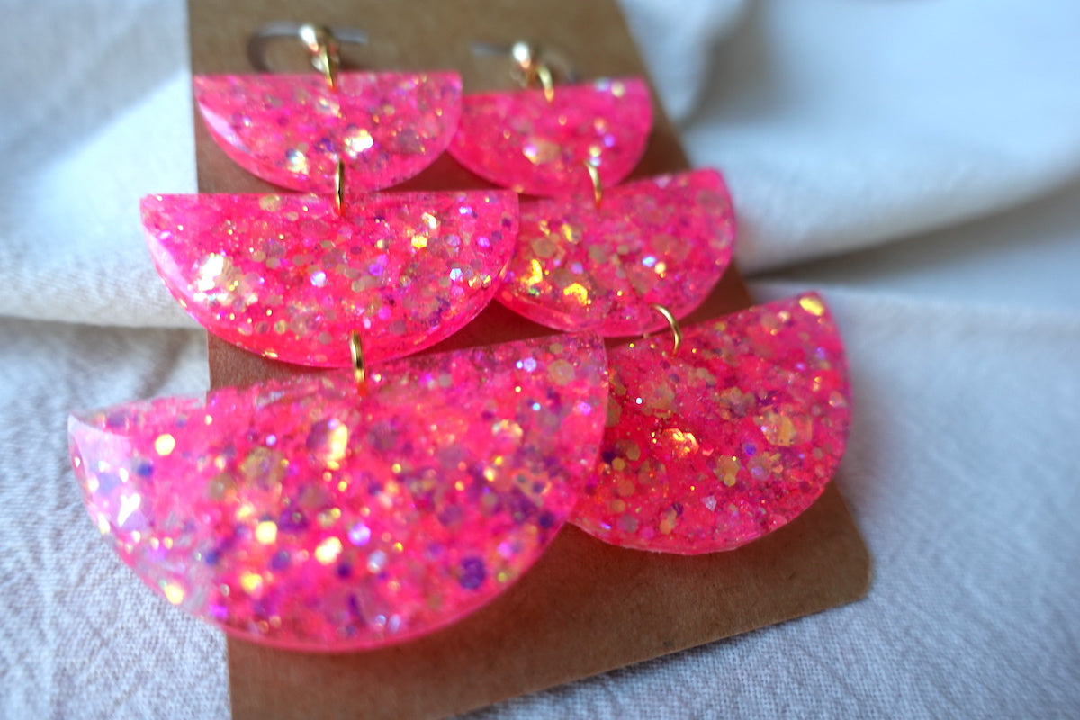 Barbie roze oorbellen met goudkleurige glitter - statement oorbellen