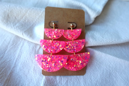 Barbie roze oorbellen met goudkleurige glitter - statement oorbellen