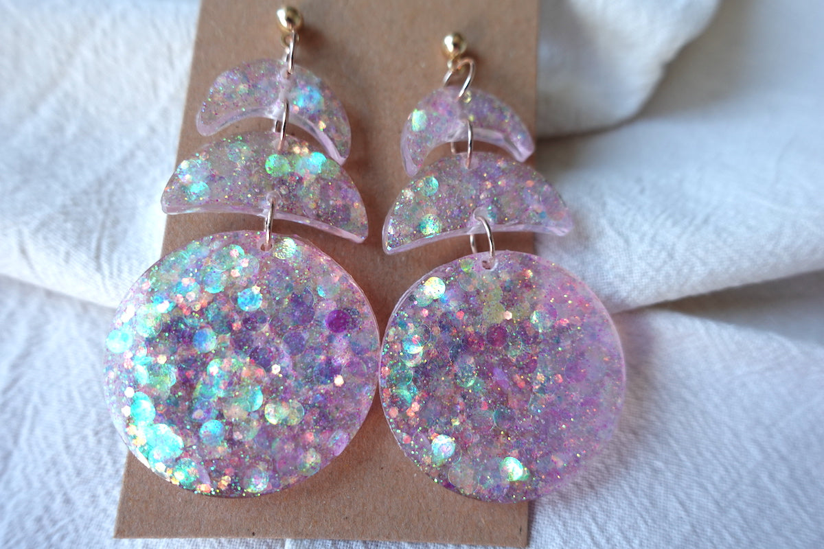 Halve maantjes oorbellen lichtroze met glitter - statement oorbellen