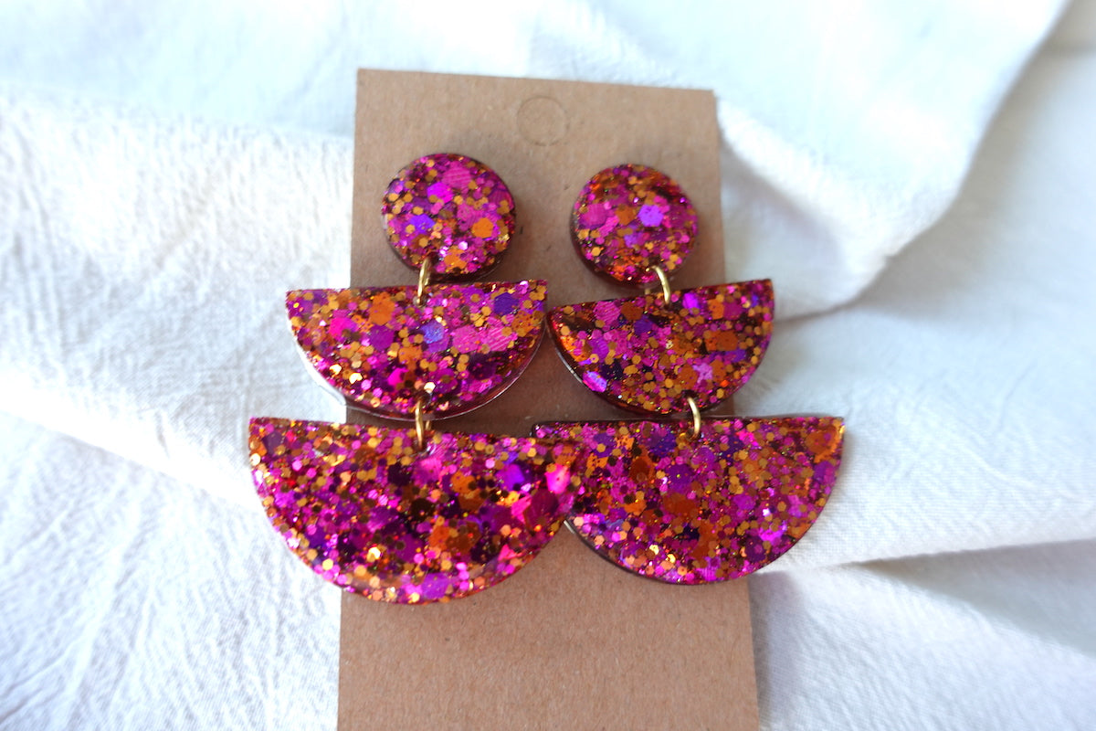 Oranje en roze oorbellen met glitter - statement oorbellen