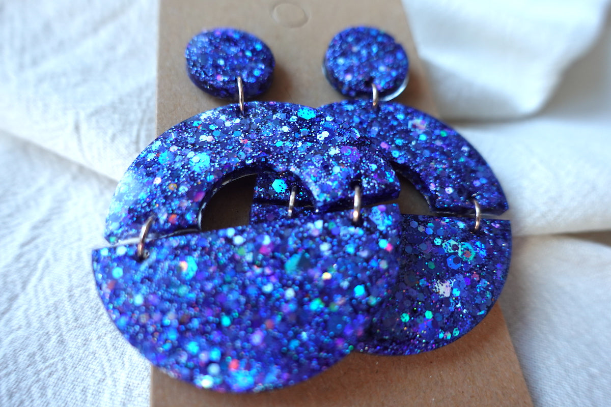 Halve maan donkerblauwe holografische oorbellen met glitter - statement oorbellen