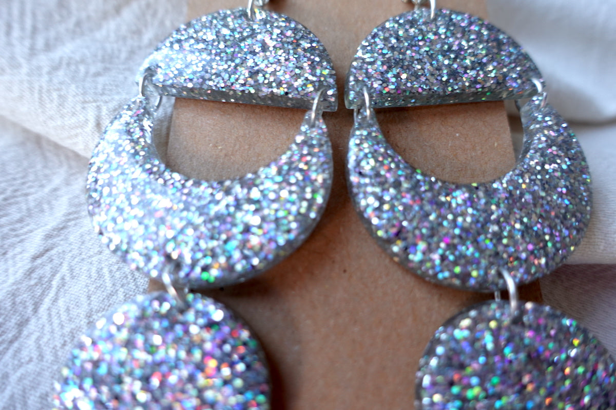 Maan zilverkleurige oorbellen met holografische glitter - statement oorbellen