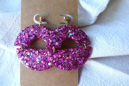 Halve maan fuchsia holografische oorbellen met glitter - statement oorbellen