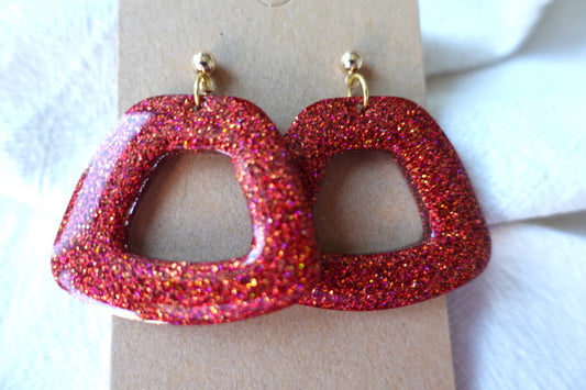 Trapezium donut oorbellen rood met holografische glitter - statement oorbellen